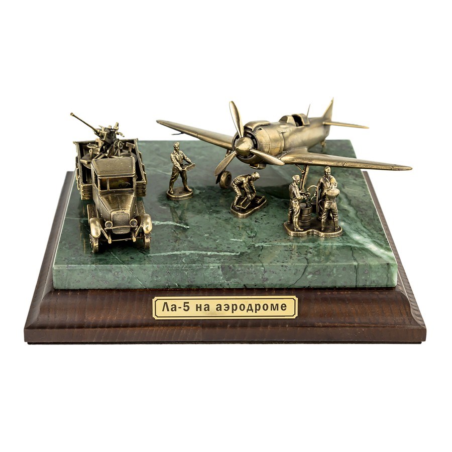 Диорама Истребитель Ла-5 Фн на аэродроме 1/48