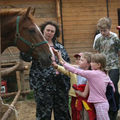 Верхом всей семьей