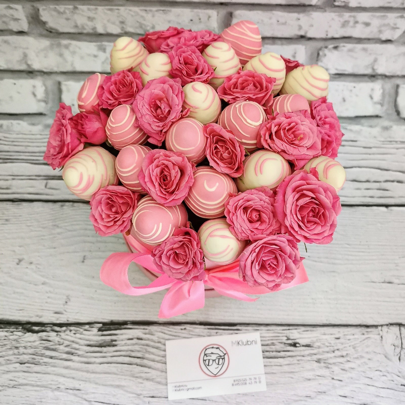 Букет ягод в шляпной коробке M PINK LOVE
