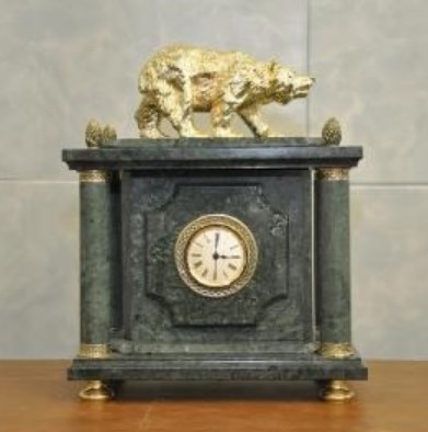 Часы из зеленого мрамора с медведем