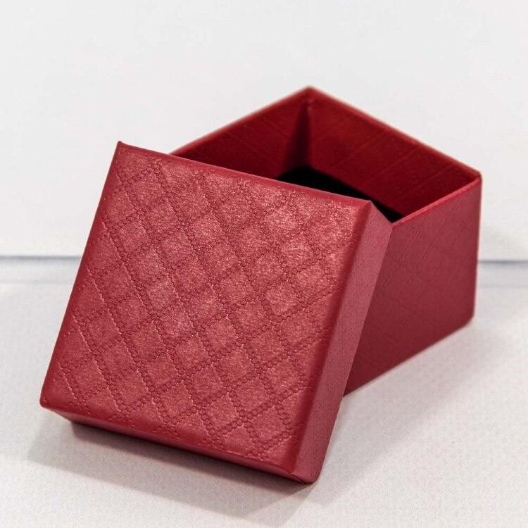 Коробка квадратная 5x5x3 «Ромбики» красный