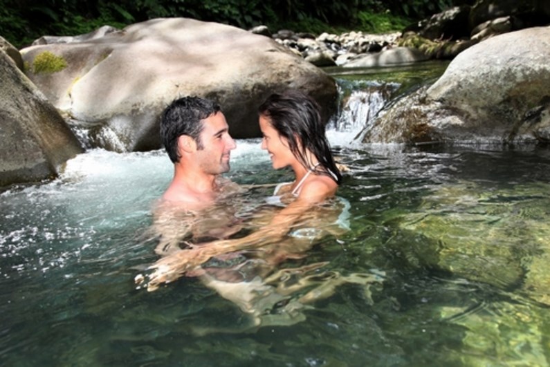 Srilankan couple having home pictures