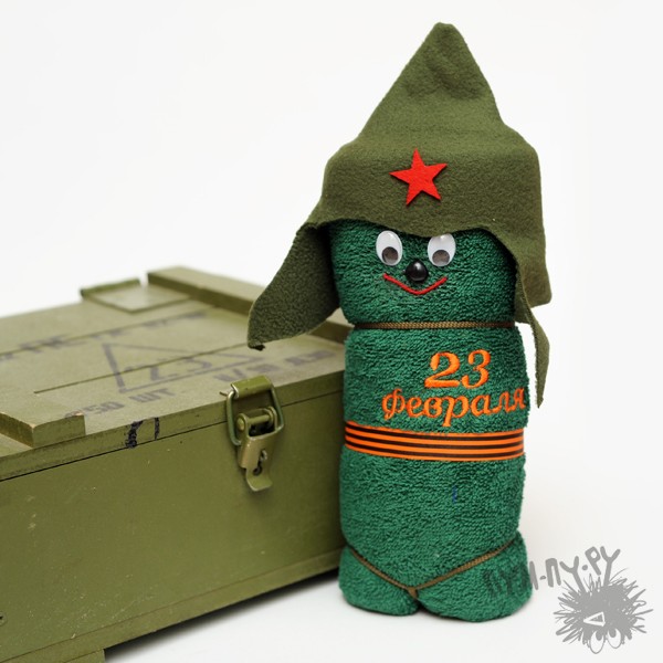Зеленое полотенце Солдатик