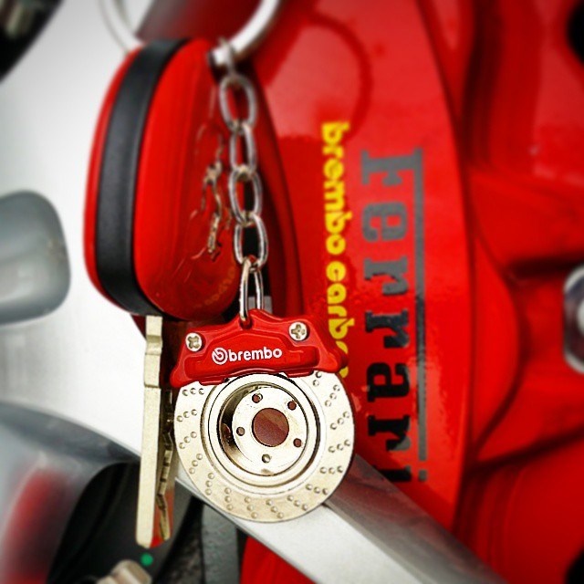 Брелок-тормозной диск с суппортом Brembo