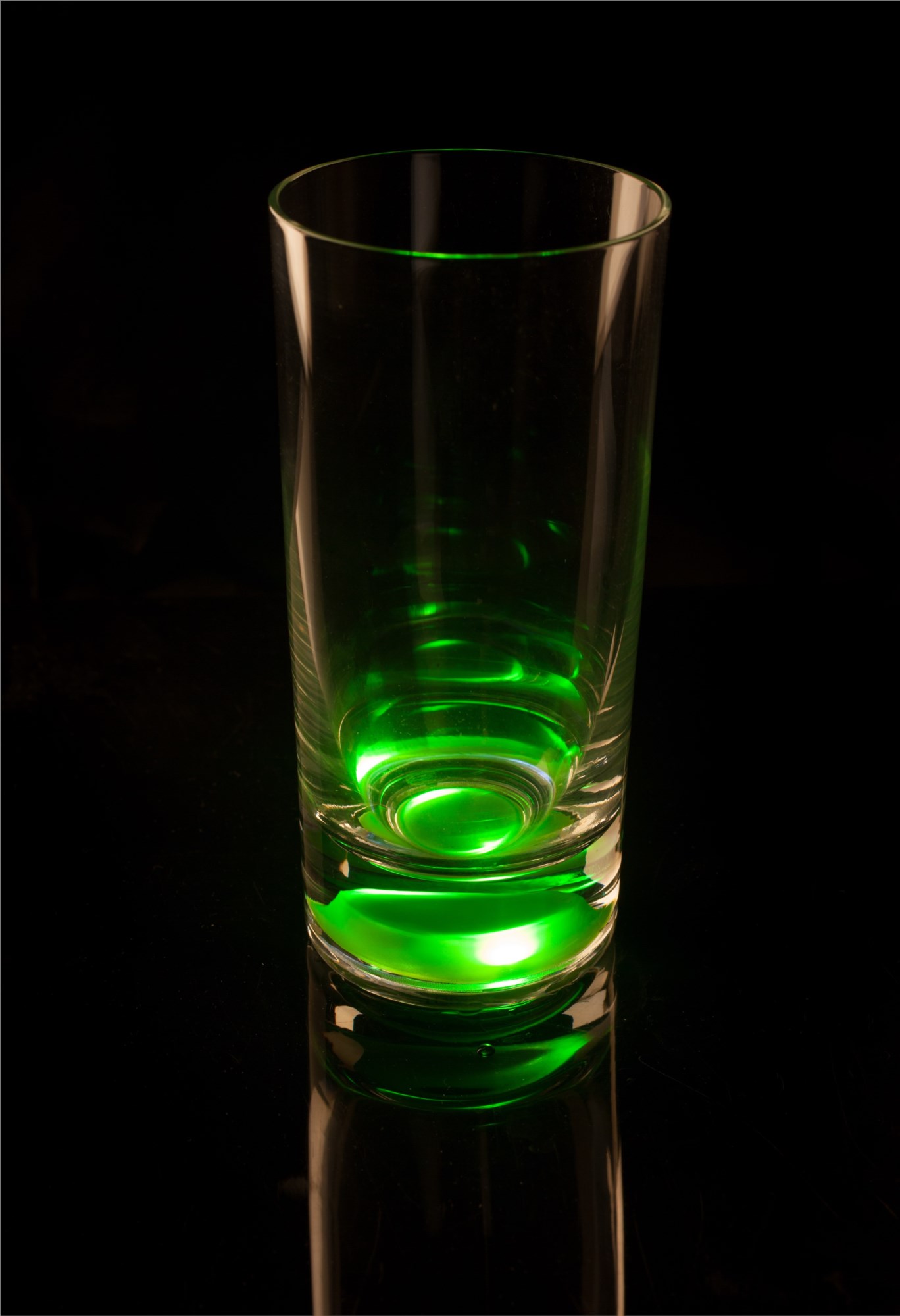 Бокал (Longdrink), загорающийся от прикосновения руки, зеленый