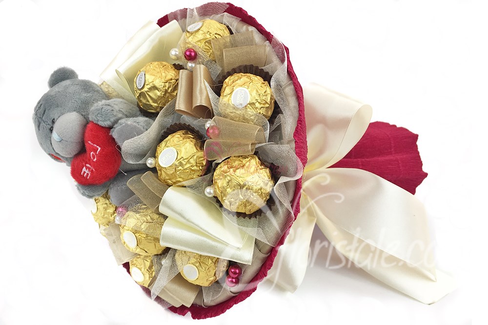 Букет из конфет Ferrero Roscher и мишки с сердцем