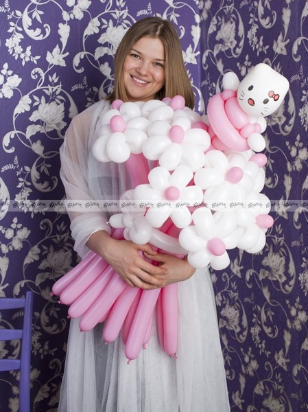 Ромашки Hello Kitty средний букет из шаров - 11 штук