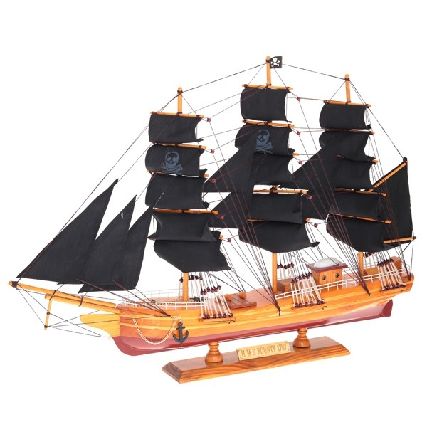 Корабль с пиратскими парусами HMS Surprise