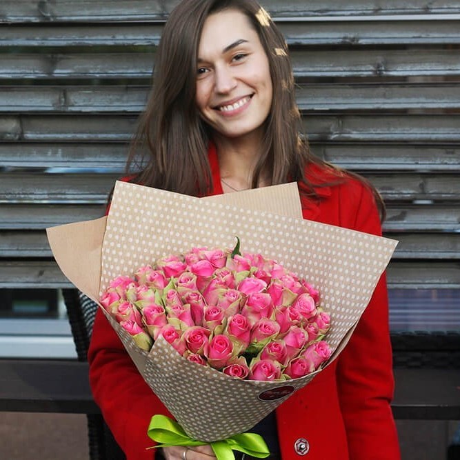Букет из 51 розовой розы в крафте Кения