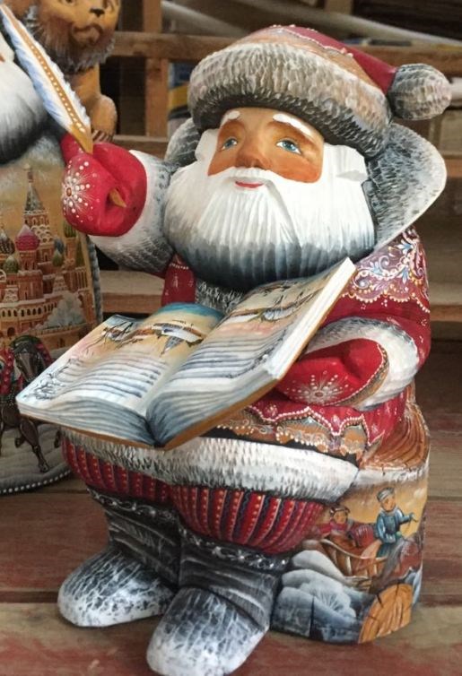 Игрушка из дерева Дед Мороз сидит с книгой