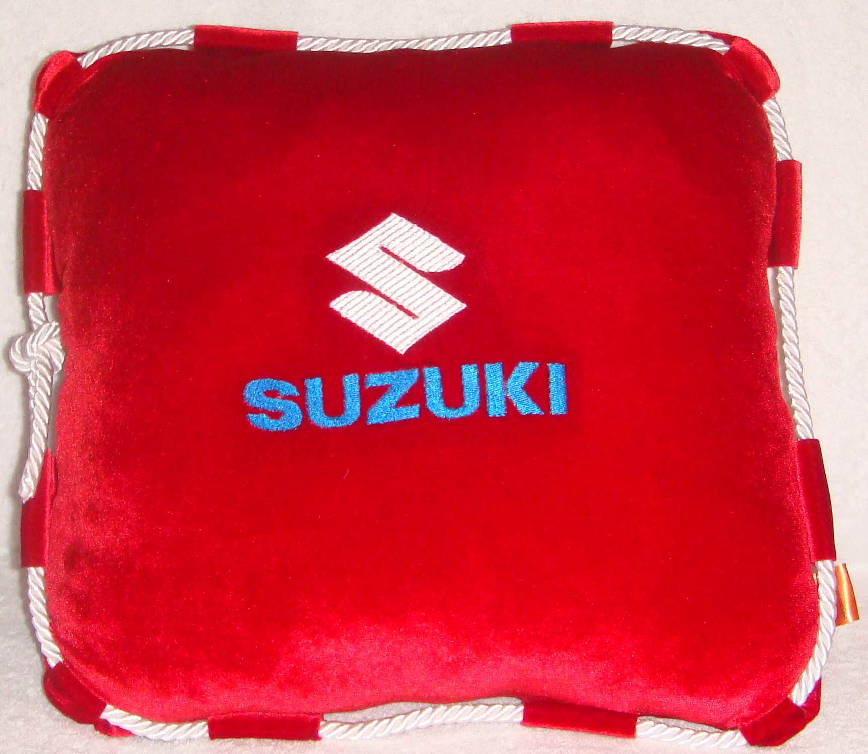 Подушка со шнуром Suzuki