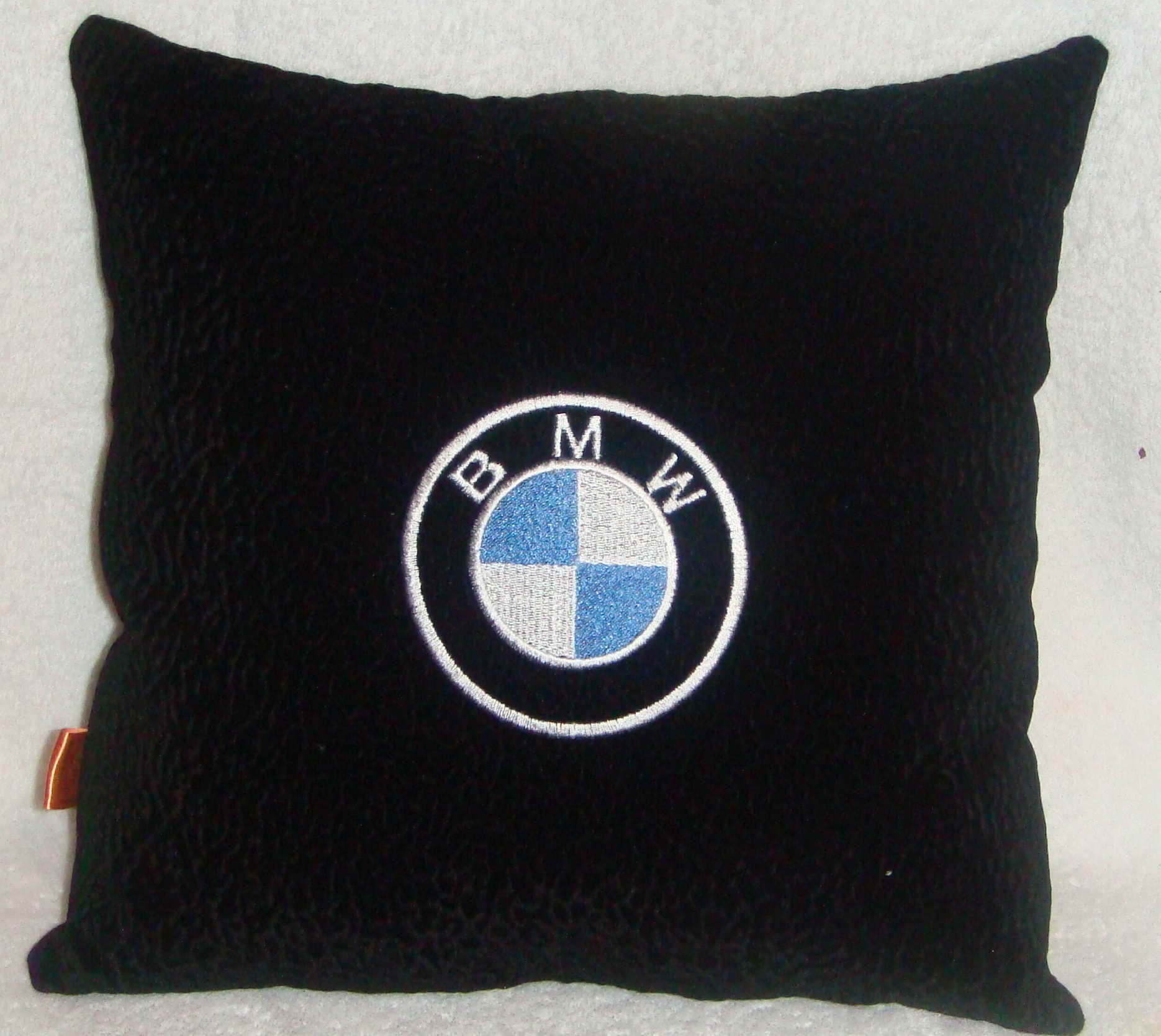 Черная подушка BMW