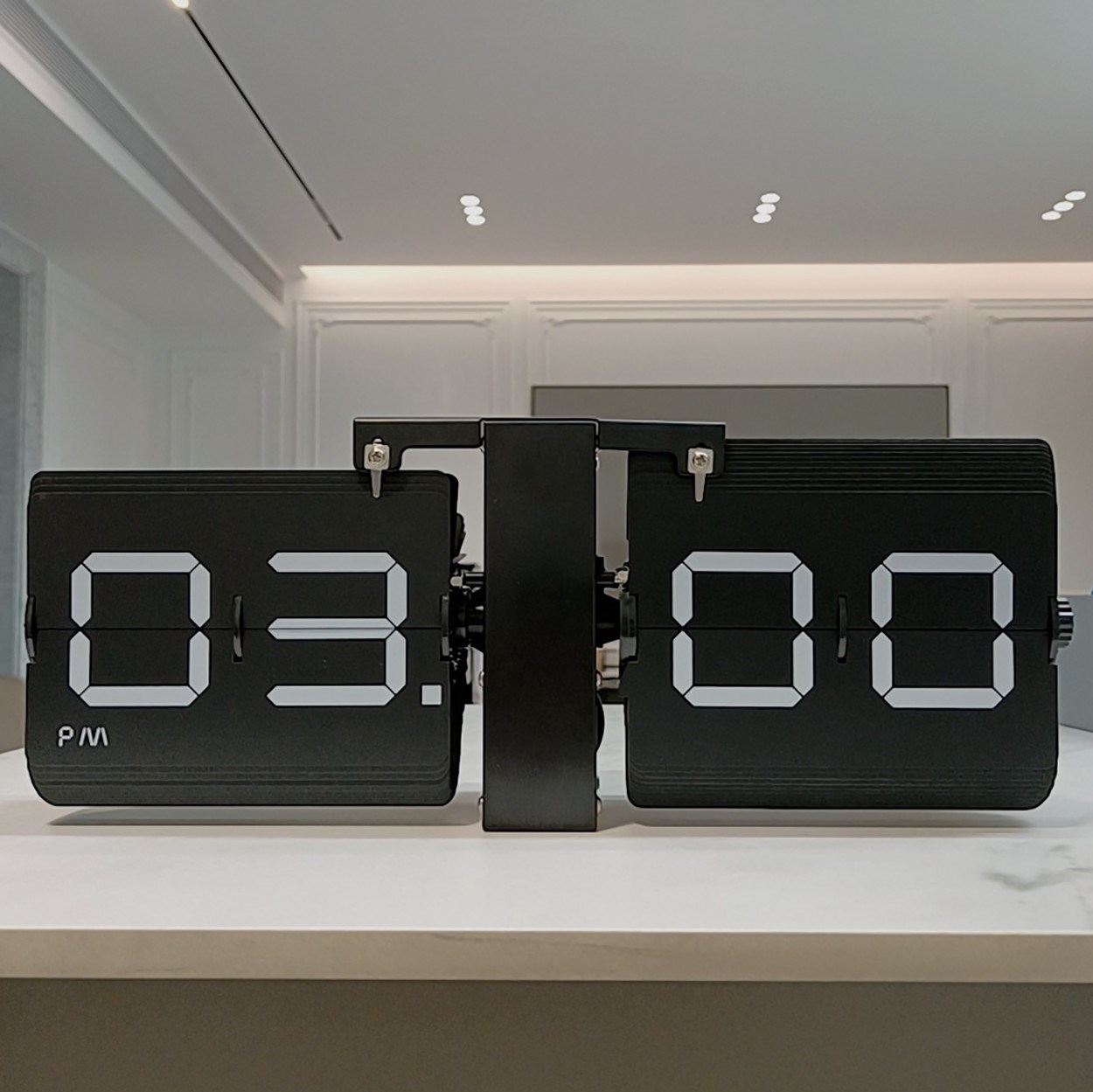 Перекидные часы Flip Clock Big Didital на черной подставке