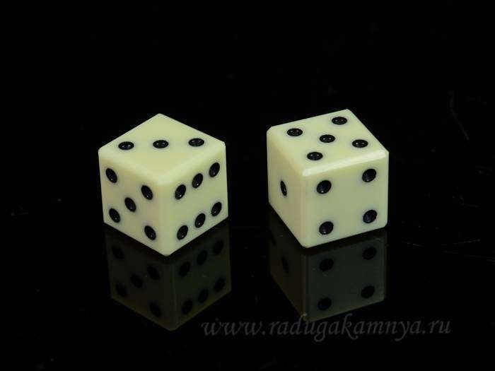 Кубик-зарик из кости (13*13 мм, белый комплект - 2 штуки)