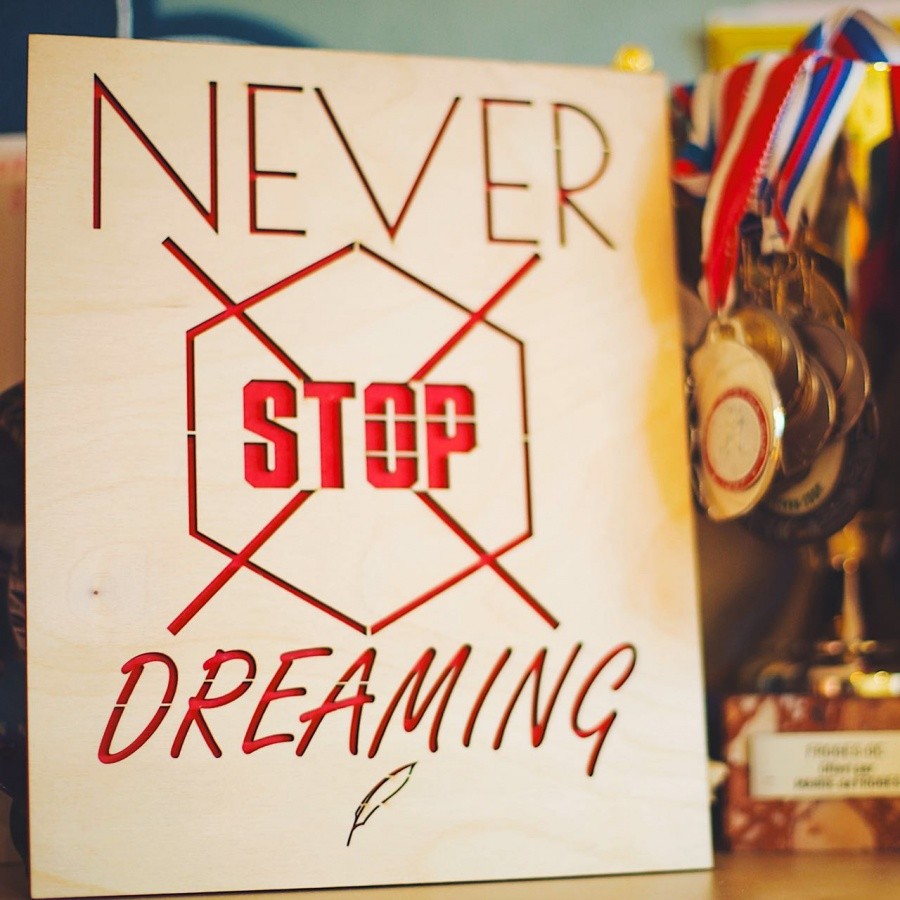 Мотивационная табличка Never stop dreaming
