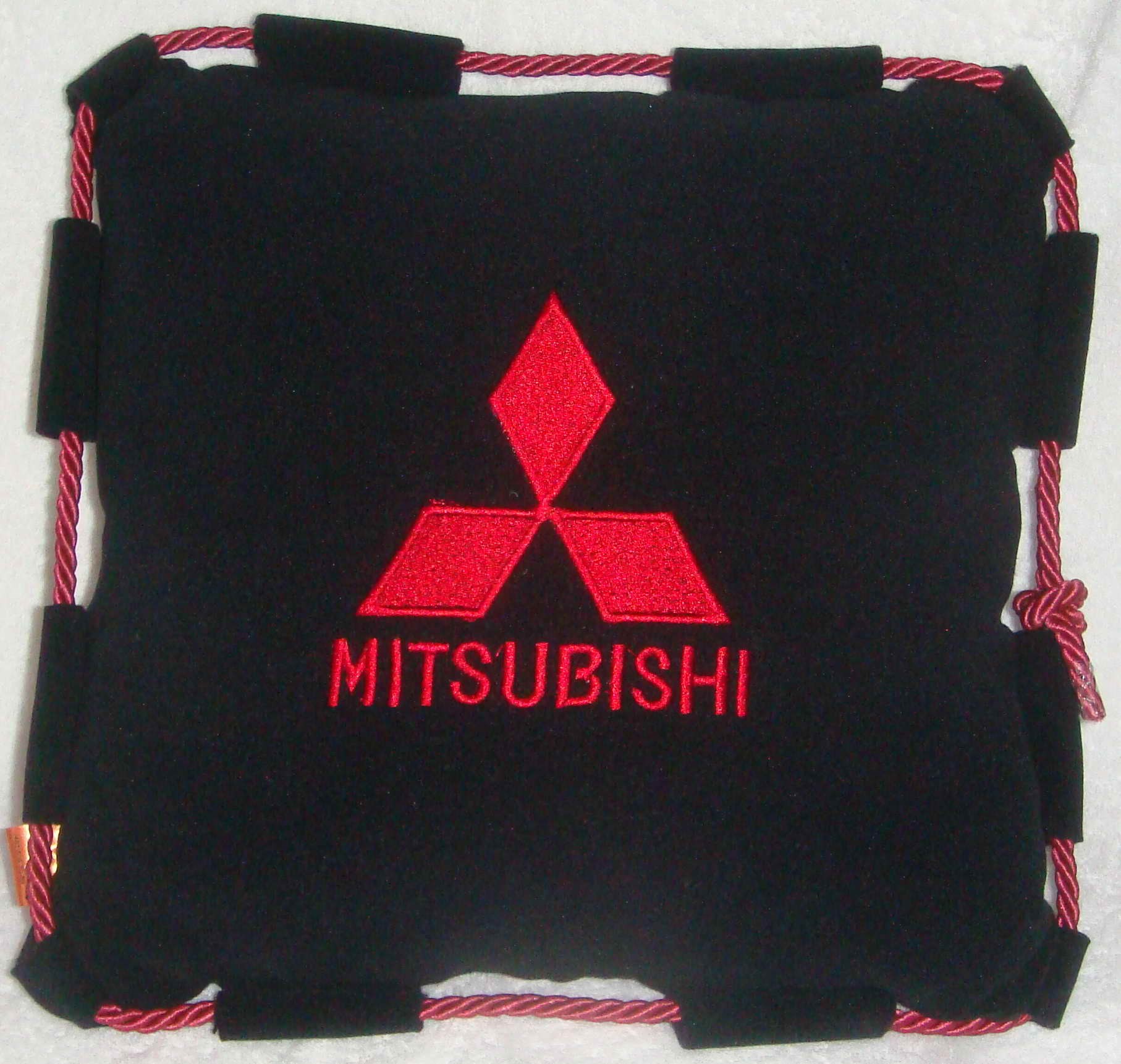 Черная подушка со шнуром Mitsubishi
