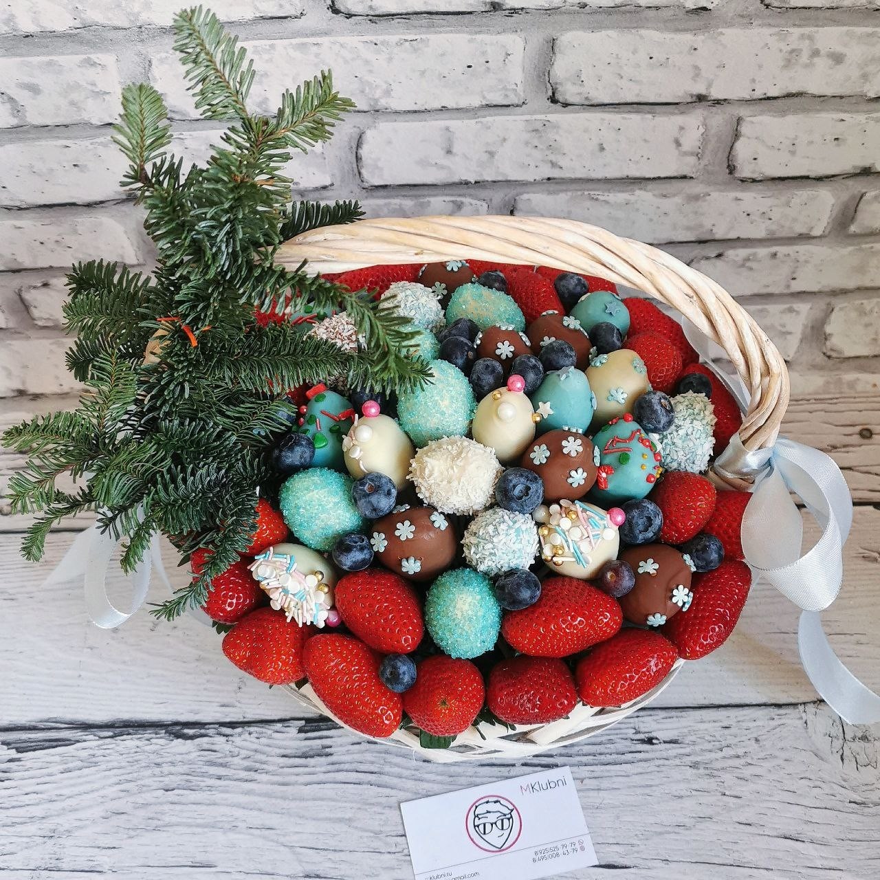 Корзина из клубники в шоколаде M Новогодняя