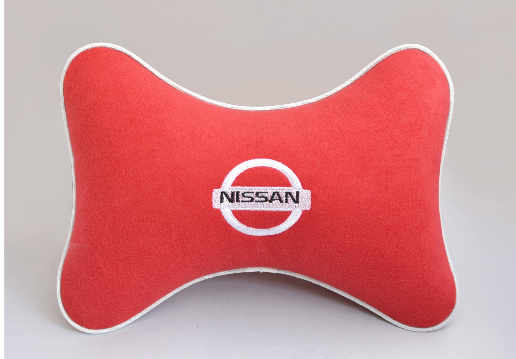 Подушка на подголовник из красного велюра Nissan