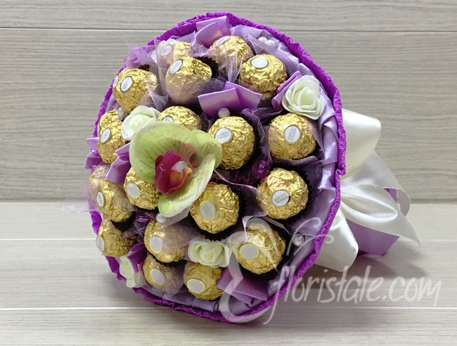 Фиолетовый букет из 21 конфеты Ferrero Rocher и орхидеи