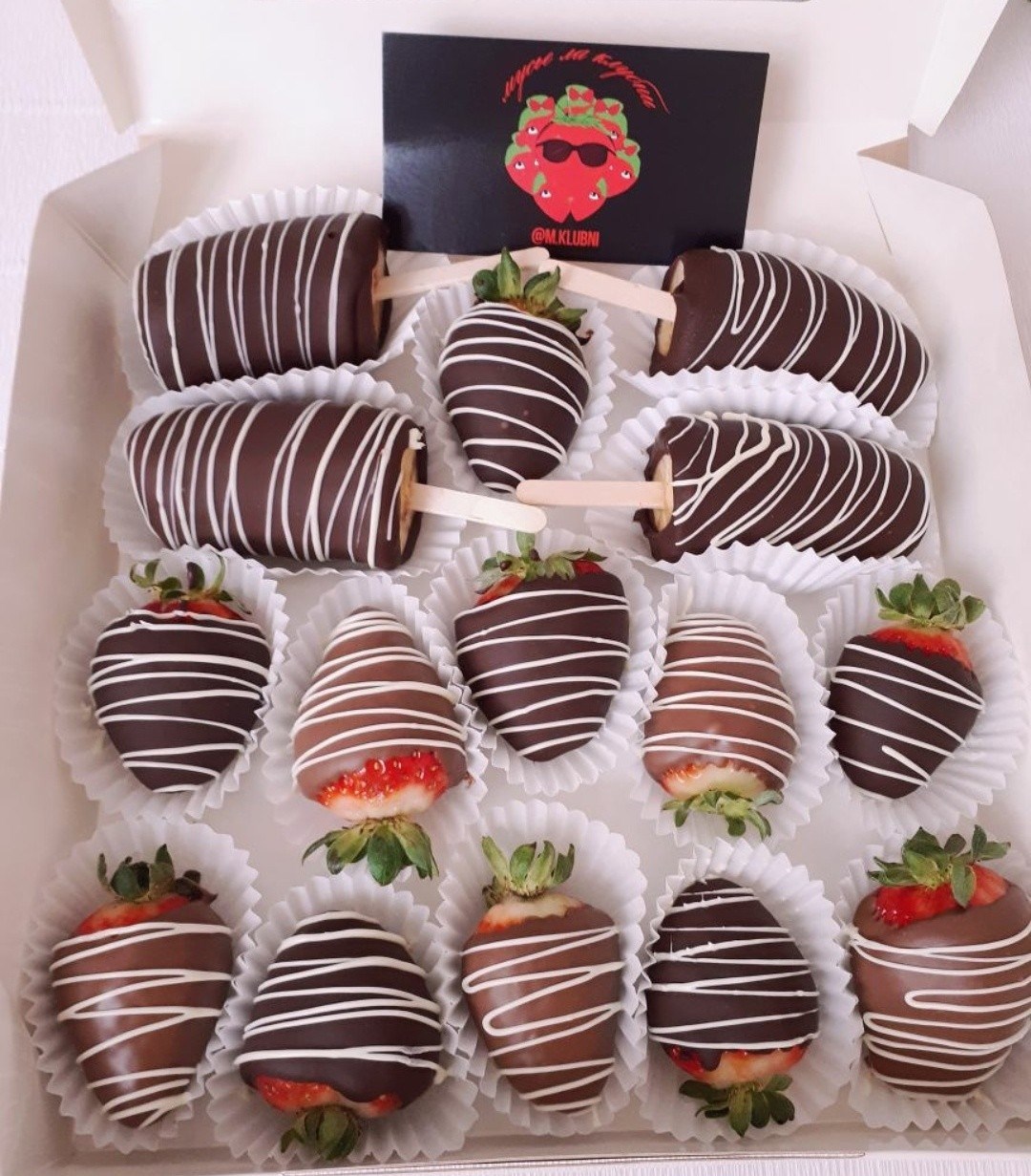Клубника и бананы в шоколаде