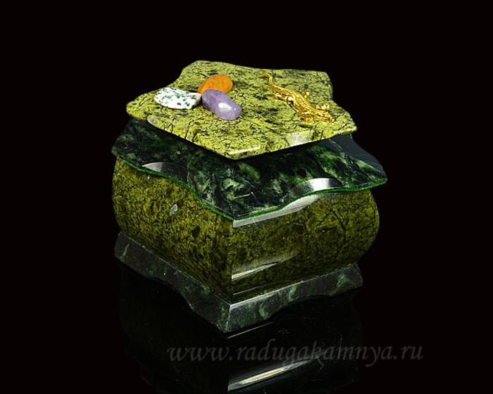 Ларец из змеевика с бархатом