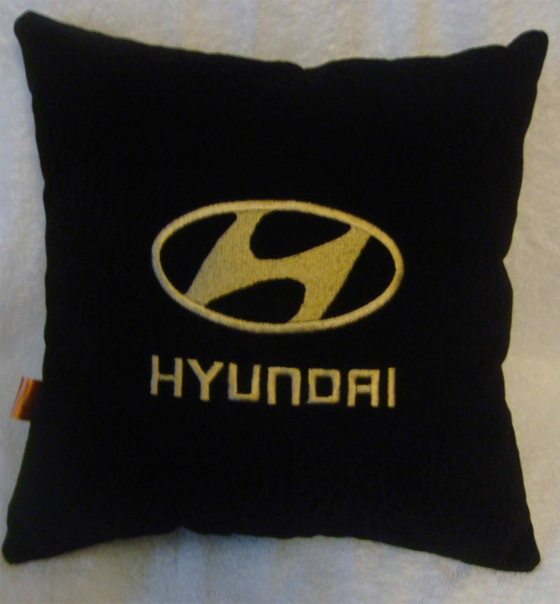 Черная с золотистой вышивкой подушка Hyundai