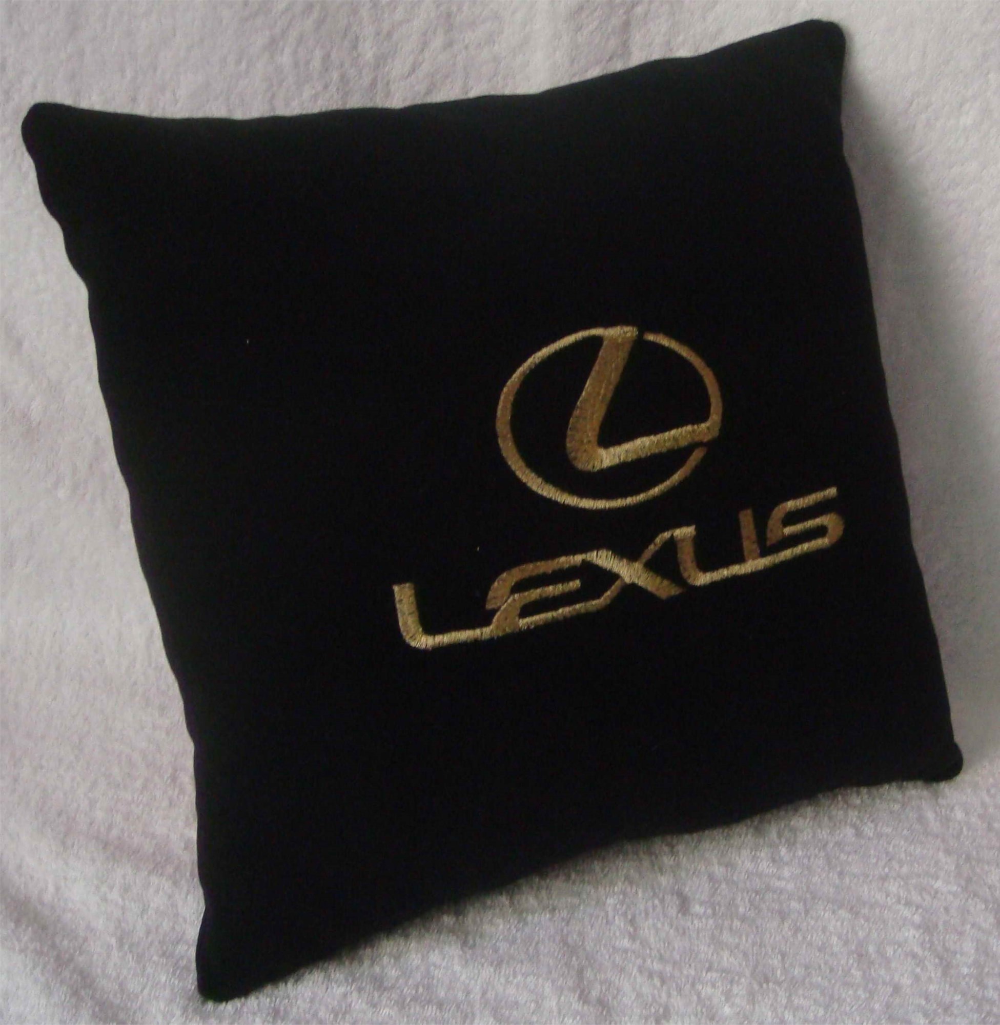 Черная подушка Lexus
