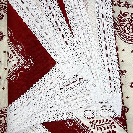 Бордовая скатерть с кружевами (150х250 см)