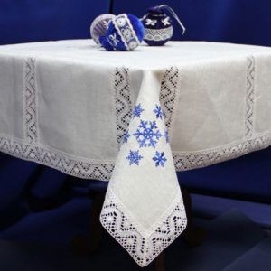 Льняная скатерть с кружевом Голубые снежинки