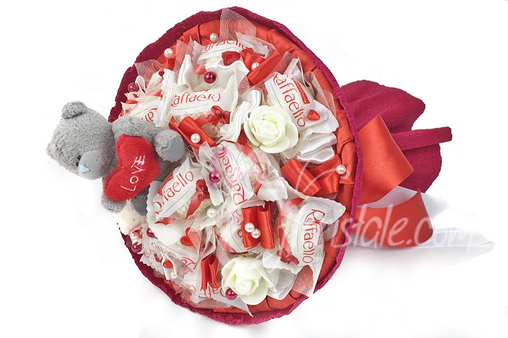 Букет из конфет Raffaello с мыльными розами