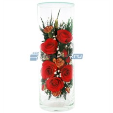 Композиция из красных роз в стекле