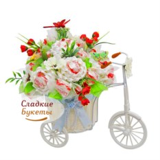 Композиция из конфет и цветов Летняя прогулка