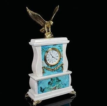 Часы из хризоколлы и белого мрамора Орёл