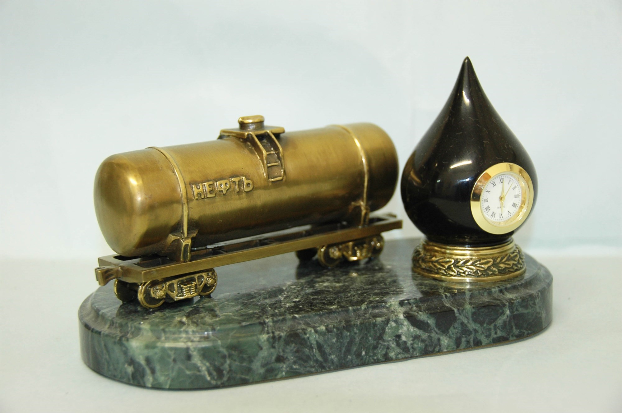 Часы Цистерна с нефтью