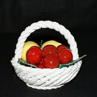 Корзина круглой формы с фруктами и вишнями