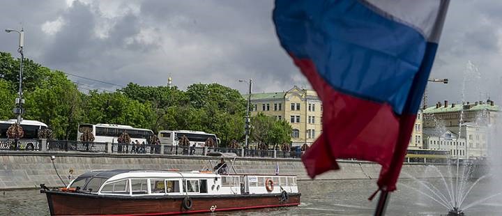 Экскурсия на теплоходе (2 взрослых и 2 ребенка)