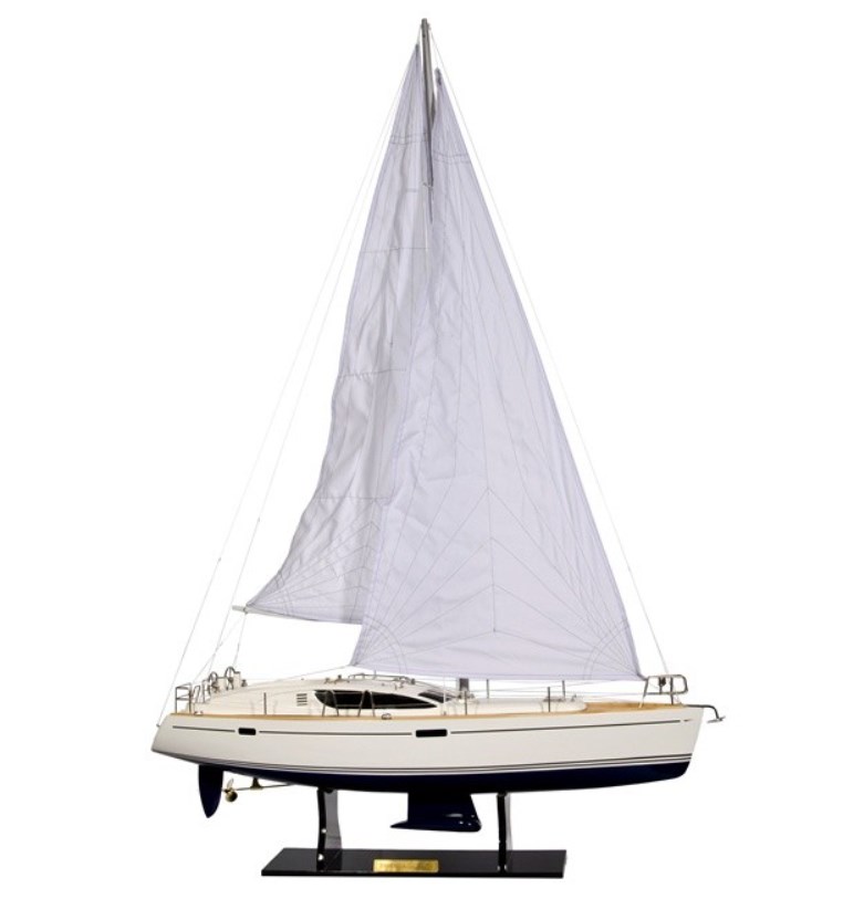 Винтажная модель парусной лодки, изолированная в обтравочном контуре