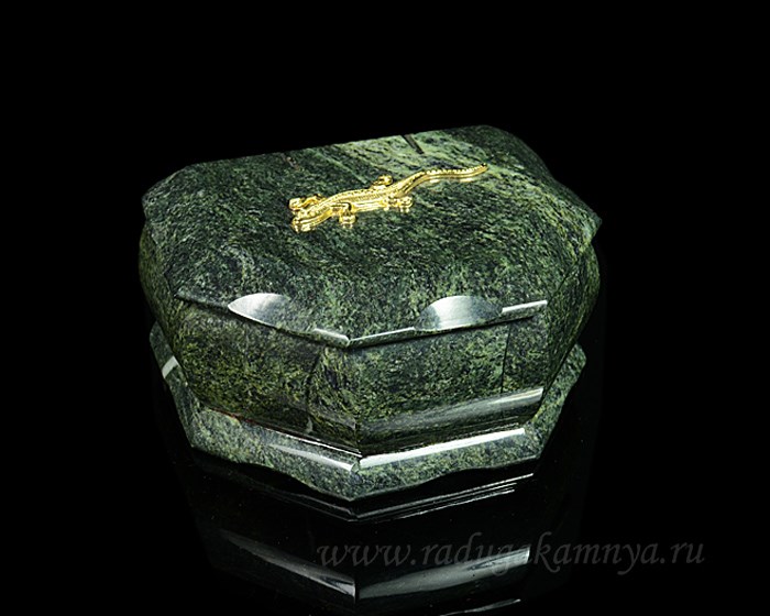 Ларец из змеевика