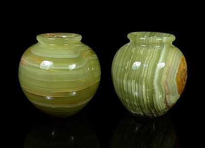 Красивый горшок из оникса