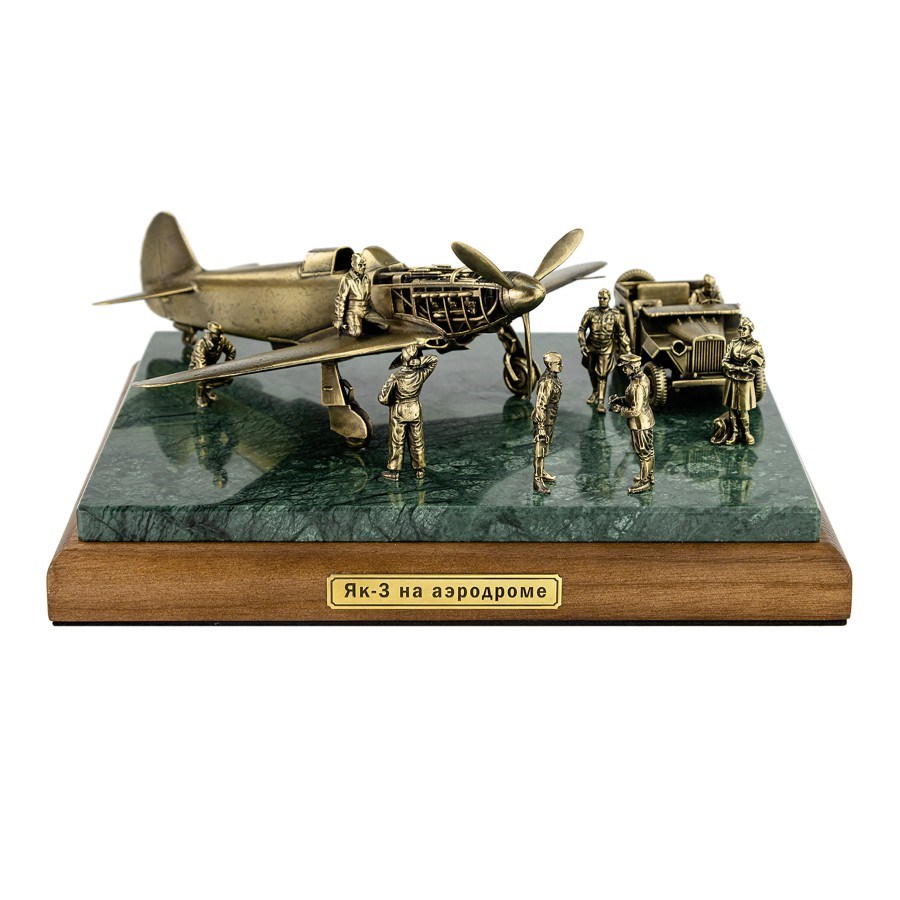 Диорама Истребитель ЯК-3 на аэродроме 1/48