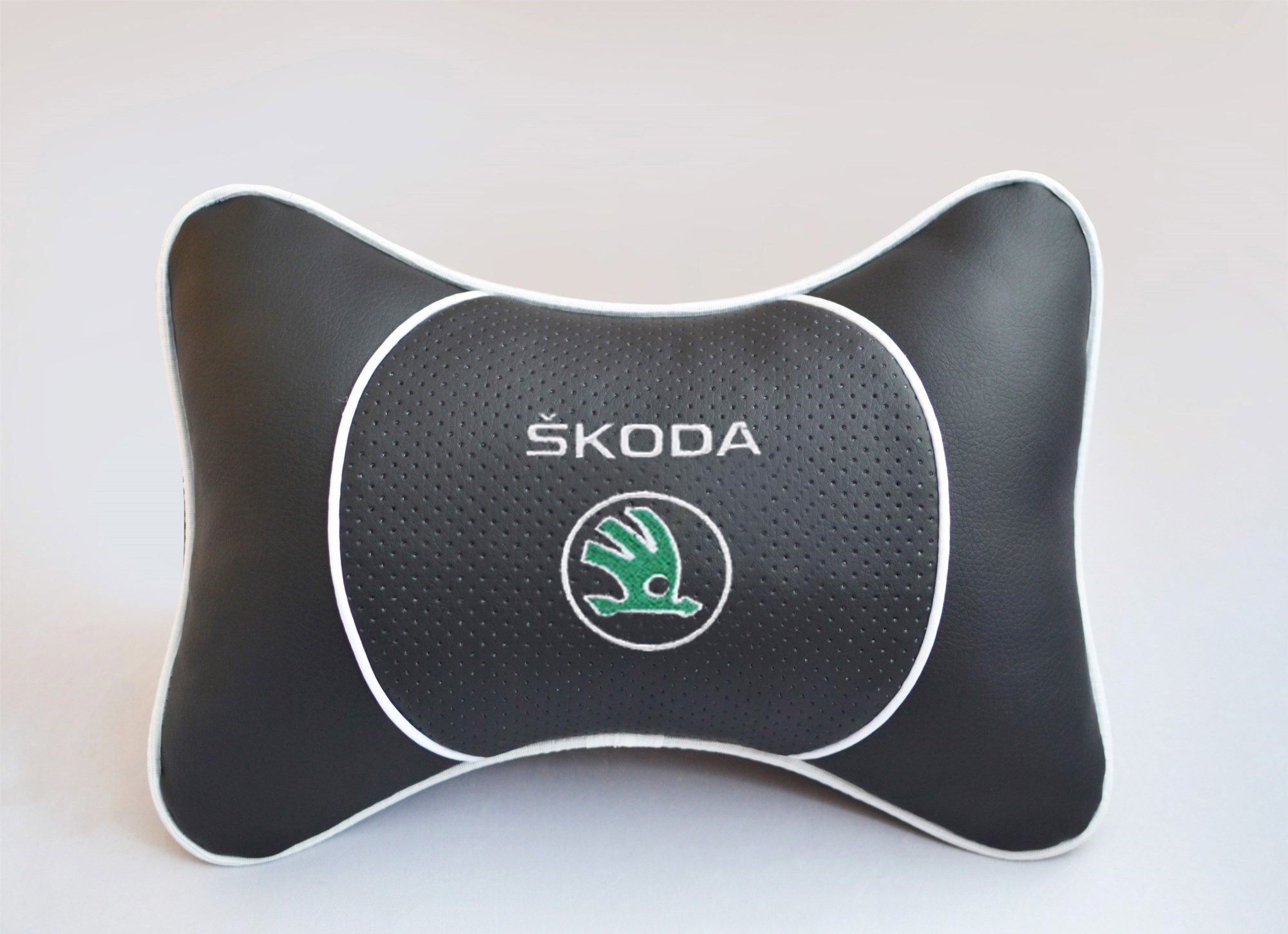 Подушка-подголовник Люкс с черной вставкой экокожи Skoda
