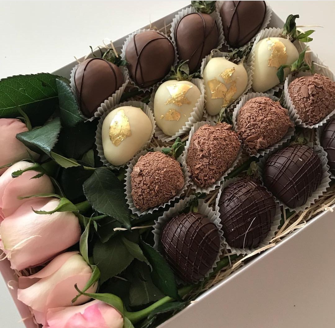 Клубника в шоколаде с розами M