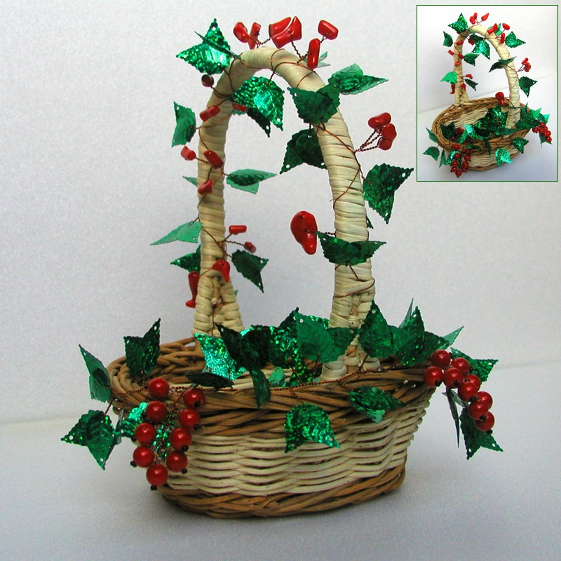 Корзинка ягод из красного коралла