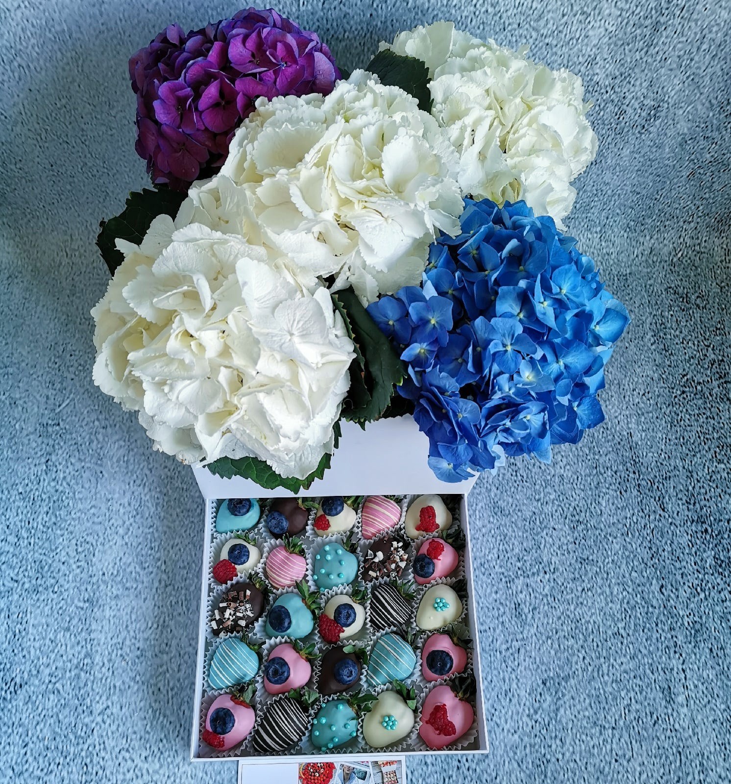 Клубничная шкатулка с гортензией