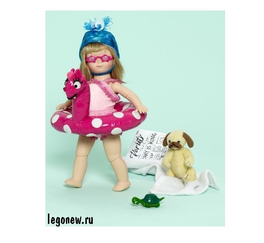 Кукла Элоиза у бассейна в Голливуде