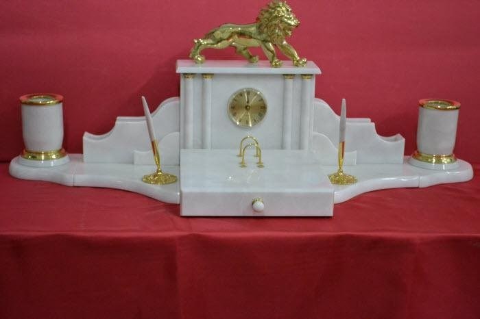 Настольный набор из белого мрамора с фигуркой льва