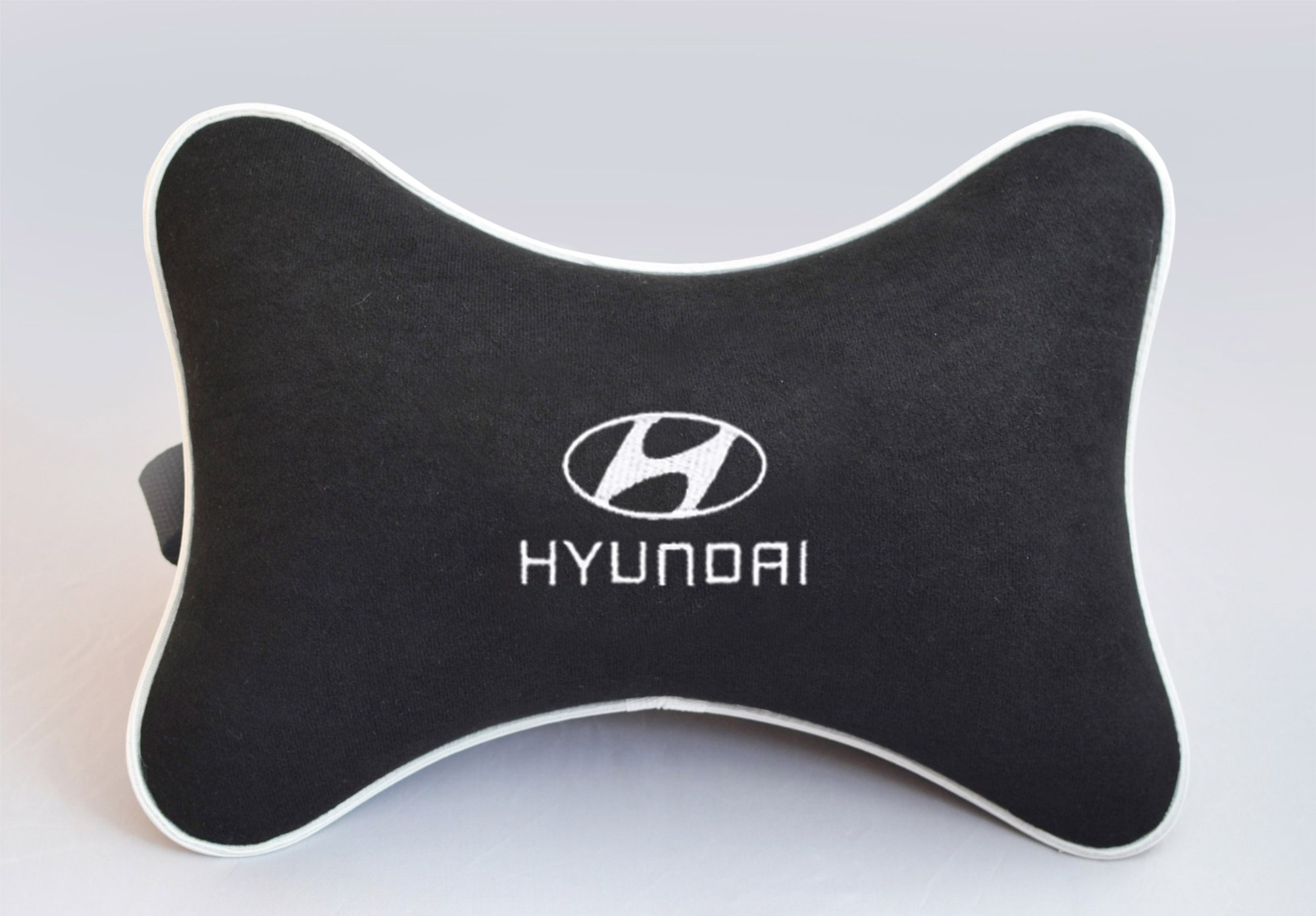 Подушка на подголовник из черного велюра Hyundai