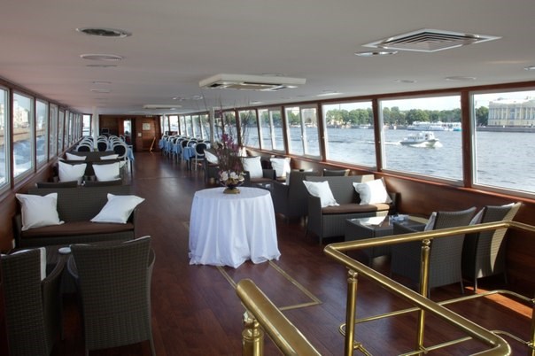 Прогулка на теплоходе в VIP каюте для компании (до 10 чел.)