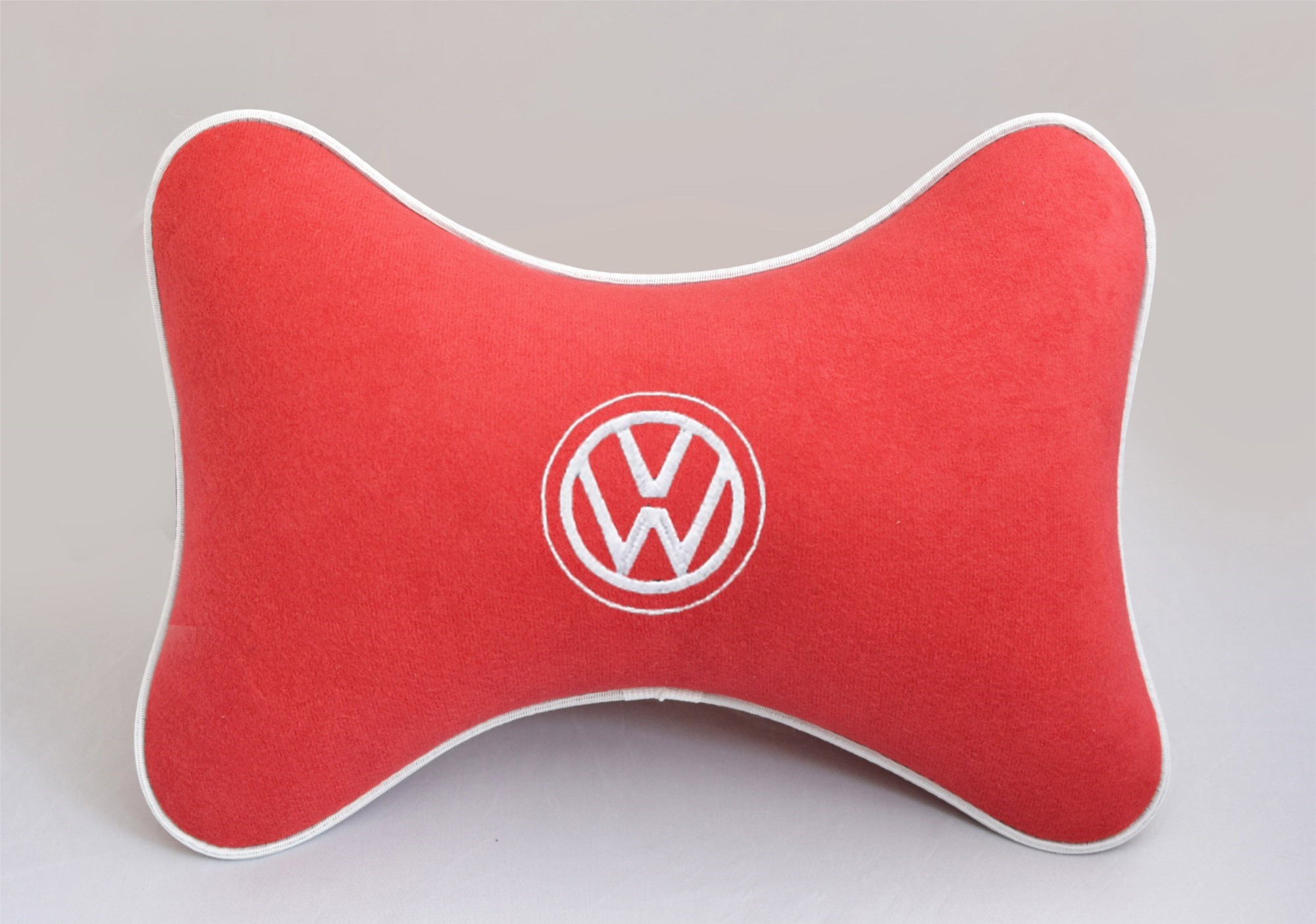 Подушка на подголовник из красного велюра Volkswagen