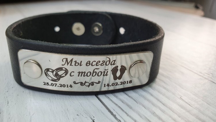 Кожаный чёрный браслет 2 см с глянцевой пластиной с гравировкой